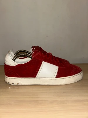 Valentino flycrew - Säljer dessa valentino flycrew i bra skick, endast 2 nitar fattas. Tveka inte att skriva om du har frågor eller vill se fler bilder. Endast dustbag medföljer!