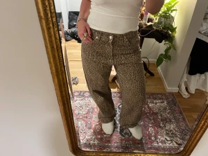 Leopardmönstrade wide jeans från Zara - Säljer ett par leopardmönstrade jeans från Zara. Modellen är wide leg. 