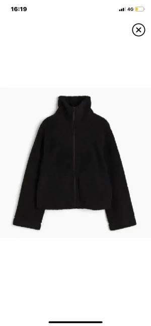 Teddy jacka  - säljer en populär teddy jacka från h&m som ej finns kvar längre, den är varm o mysig osen har den inga hål eller skador