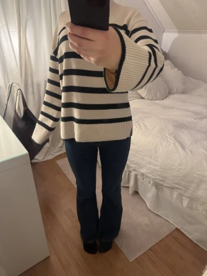 Mörkblåa lågmidjade jeans - Säljer ett par Mörkblåa Lågmidjade Jeans, storlek Xs från HM. Sitter perfekt och är i mycket bra skick. 