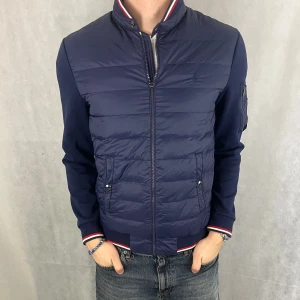 Ralph Lauren Cardigan - Riktigt soft raffe cardigan, storlek S. Modellen är 185, 