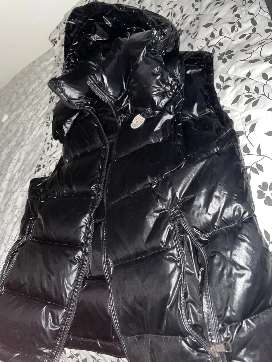 Svart dunväst från Moncler med huva - 1