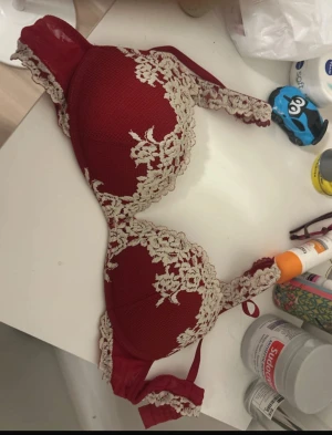 röd intimissimi 75C - varan är för liten men är i jätte fint skick original pris är över 600 kr och den säljs inte nå mer.