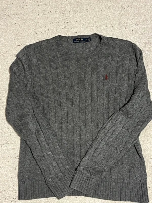 Stickad Ralph lauren - Använd få gånger, inga defekter passar normal i storleken