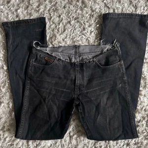 Jeans med cool midja - Mörkgrå wrangler jeans med cool midja i en bootcut form!