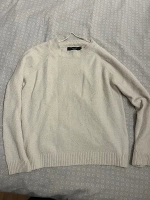 Stickad tröja  - Beiga stickad tröja från vero Moda, tycker den sitter mer som en S