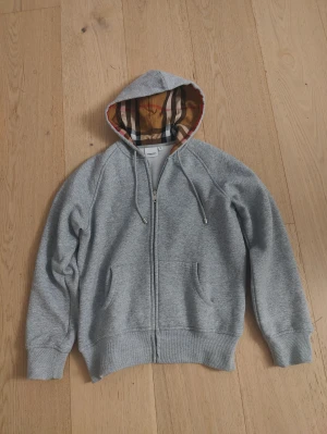 Burberry zip up  - En riktigt fräsch och snygg Burberry hoodie, det står att den är i XL men hade sagt att den passar S 