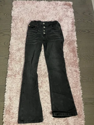 Mörkgrå bootcut jeans från Zara - Super fint skick!!💕 passar xxxs, pris kan diskuteras 