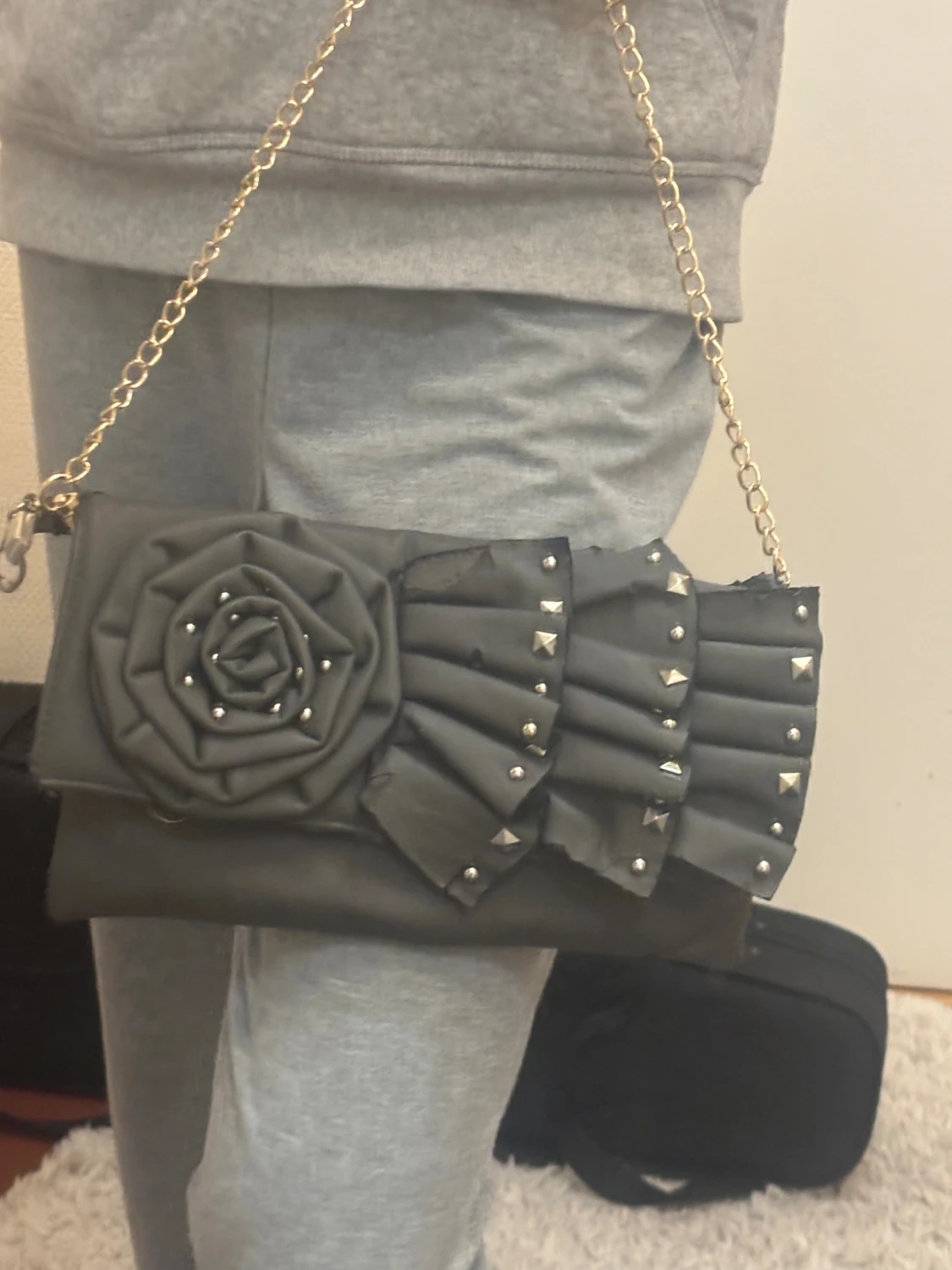 Svart kuvertväska med kedja och nitar - 6