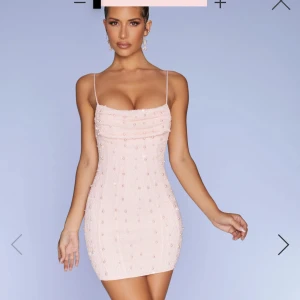 Ljusrosa pärlklänning med öppen rygg - Hej :) Jag säljer denna superfina klänningen, köpt från oh polly i oktober detta året. Har bara använt den en gång till min födelsedag och har ingen användning för den nu. Skriv gärna för mer bilder om du är intresserad ☺️