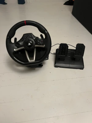 Hori Racing Wheel Apex -  Hori Racing Wheel Apex – helt oanvänd! Perfekt julklapp 🎁 Fungerar med PS4/PS5/PC. Pedaler ingår såklart. Endast testad att starta – aldrig använd i spel. Nypris ca 2000 kr. Säljes för 750 kr. Snabb affär prioriteras