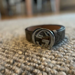 G bälte  - Snyggt g bälte med silver logga 105cm och passar till nästan allt haft ett sånt bälte ett tagna rekommenderar verkligen!