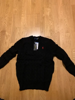 Polo Ralph lauren stickad tröja  - Perfekta tröjan inför vintern, denna tröjan är väldigt populär och trendig pågrund av dens varma matieral och dens vackra modell, passa på innan den är såld