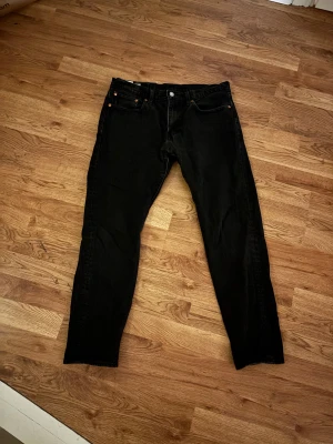 Levis jeans - Säljer ett par svarta Levis jeans i superbra skick. Storlek 32w 32L. Pris kan diskuteras