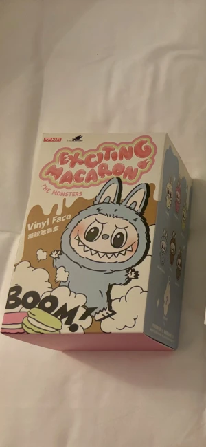 Pop Mart Exciting Macaron nyckelring - Säljer en Pop Mart Exciting Macaron The Monsters vinylfigur/nyckelring i originalförpackning. Oöppnad förpackning. Kvitto finns 