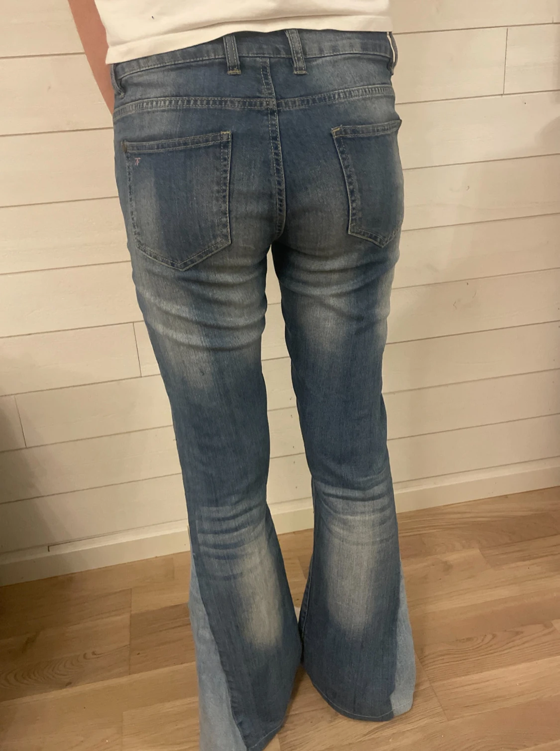 Coola omsydda bootcut jeans!  - 3