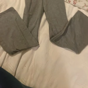 gråa yoga pants - Så fina i nyskick.Sköna och härlig midja man kan vila ner om man vill.Perfekt att mysa inomhus eller på träning.