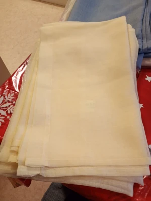 Två Gula Kanal längder  - Två Gula Kanal längder 65x160cmx2 i nyskick i materialet Polyester.