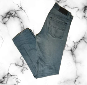 Tiger Of Sweden 30/32 - Säljer ett par Tiger Of Sweden jeans i ljusblå tvätt med klassisk femficksdesign och raka ben. Jeansen har normal passform och är tillverkade i mjukt denim-material. Perfekt för dig som gillar stilrena och bekväma jeans. Priset kan alltid diskuteras.✅👍