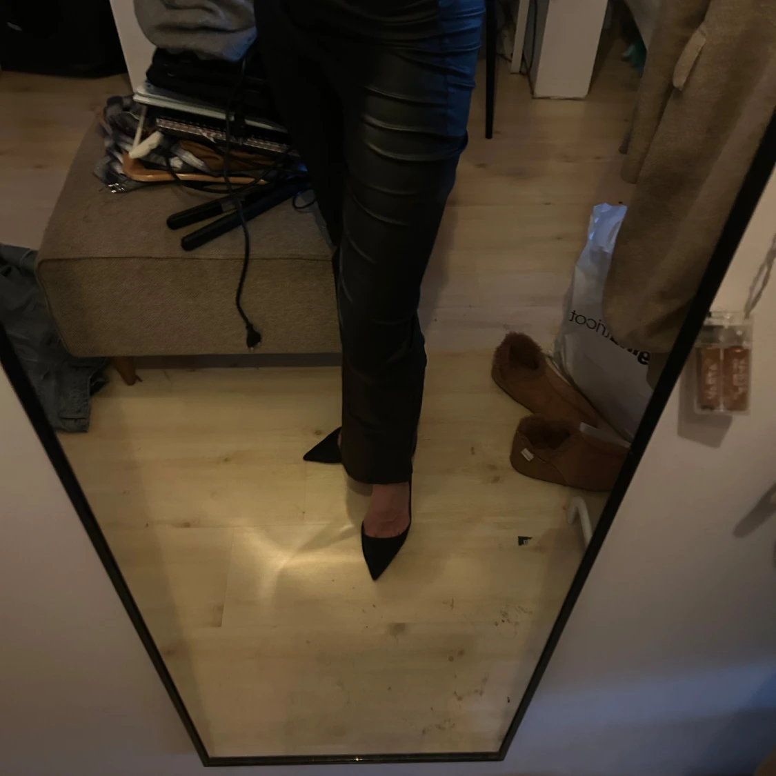 Svarta bootcut byxor i skinnimitation - 3