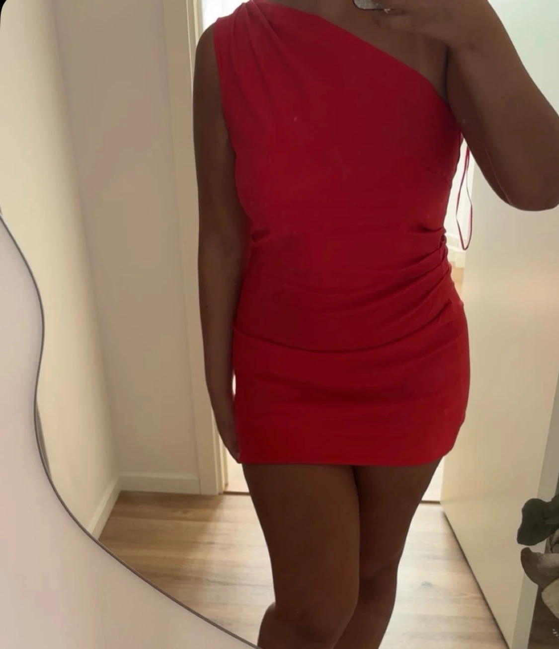 Röd one shoulder kortklänning - 1