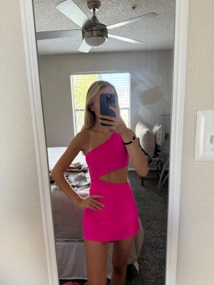 Träningsklänning - Säljer denna rosa träningsklänningen! Den har inbyggda shorts under och fin detalj i ryggen. Helt i nyskick, aldrig använd!!