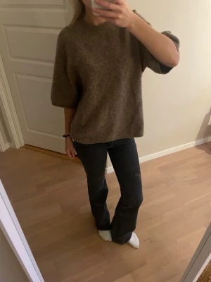 Stickad tröja med kortare arm - Säljer denna as snygga beiga stickade tröjan med lite kortare arm från Other stories. Använd några gånger. Nypris: 790kr