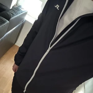 J.linderberg vind/regnjacka - J.lindeberg jacka i väldigt fint skick. Endast använd ett fåtal gånger. 