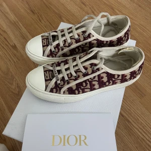 Walk n dior - Säljer nu mina superfina röda sneakers från dior. Jättefint skick bortsätt från lite slitningar vid undersidan av hälen men inget som syns när man har dem på sig. Storlek 37 men jag har lagt in ett inlägg för att göra dem mindre vilket såklart går att ta bort ☺️ boxen medföljer ej. Säljer då jag har flera färger 🥰