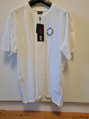 Astralis x Hummel 24/25 Fan Circle tee vit t-shirt strl L - Helt ny och aldrig använd med etikett. 100% bomull. Storlek L. 