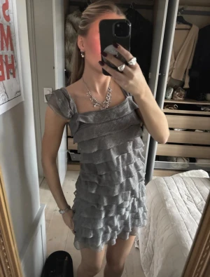 Glittrig silver volangklänning - Full lenght på sista bilden men går att gömma skärp i volangerna o ha så kort man vill💞💞  #nyår #volang #silver #glitter