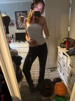 Svarta bootcut byxor med låg midja - Säljer ett par svarta byxor med bootcut-modell och låg midja. Byxorna har en klassisk look med raka ben som blir vidare nedtill. Perfekta för dig som gillar en tidlös och clean stil. Passar till allt och är riktigt sköna att bära.