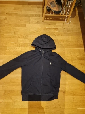 Blå Ralph Lauren hoodie - En fet ralph lauren hoodie som är perfekt nu till vinter❄️. Inga defekter och är använd fåtal gånger.