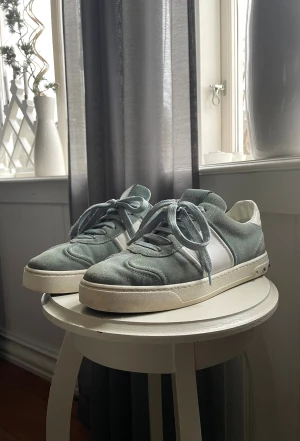 Valentino garavani fly crews - En par väl omhändertagna fly crews i ljusblå färg. Säljer då jag inte använder de så ofta.