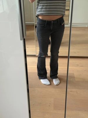 Diesel jeans - Säljer mina grå diesel jeans för dom är för små💗 dom har ett hål vid knät och är helt ouppgånga vid fötterna💗storleken är w23 men passar större. Jag har jeans i storlek w26 och de passar mig. Priset kan diskuterasassss