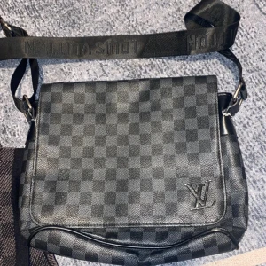 Louis Vuitton väska - Lv väska med bra skick och priset kan diskuteras 