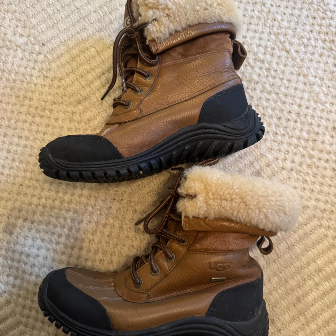 Bruna vinterboots från UGG med fårskinn - 2