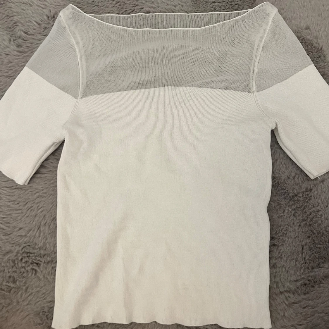 Vit topp med mesh från Zara Stockholmsstil