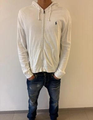 Vit hoodie från Ralph Lauren - Snygg vit hoodie från Polo Ralph Lauren! Nypris 1449