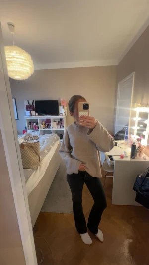 Svarta boutcut jeans  - Svarta boutcut jeans med fickor 