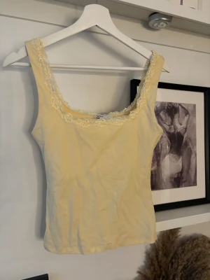 Subdued topp - Använd en gång! Från subdued. Är som en S