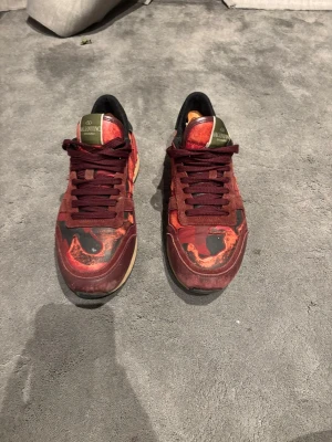 Röda rockrunners - Säljer röda rockrunners billigt. 399 kr för skicket inte är så bra kom med frågor om ni har.🔥🔥