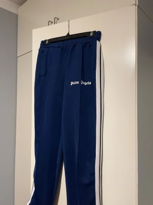 Palm Angels byxor mörkblåa - Säljer ett par Palm Angels byxor pågrund av rensning av garderob. Mycket bekväma samt bra skick. Storlek: M/S