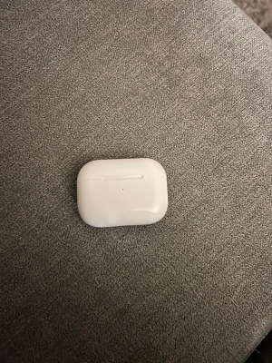 AirPods Pro - Säljer ett par AirPods Pro med laddningsetui. Helt nya inte använda en ända gång, kontakta mig för mer info eller om du är intresserad 