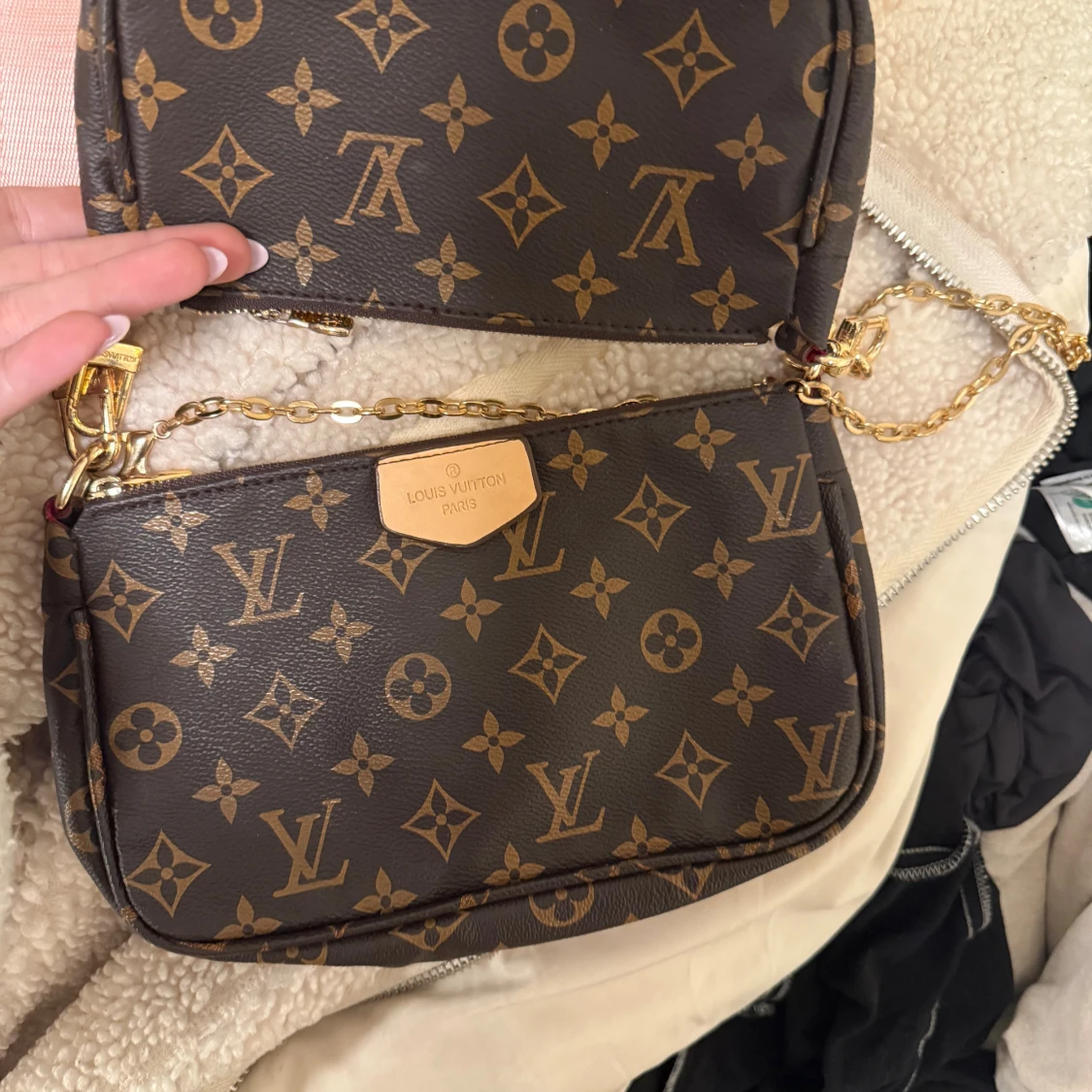 Axelremsväska med monogram mönster - 1