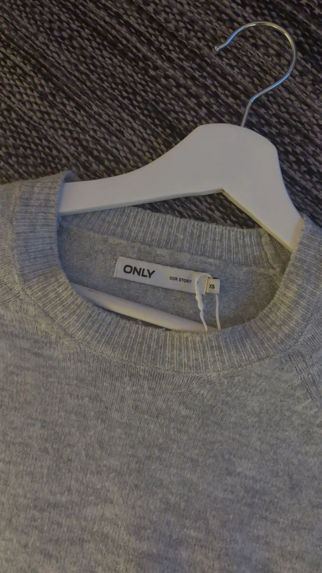 Grå stickad tröja från ONLY