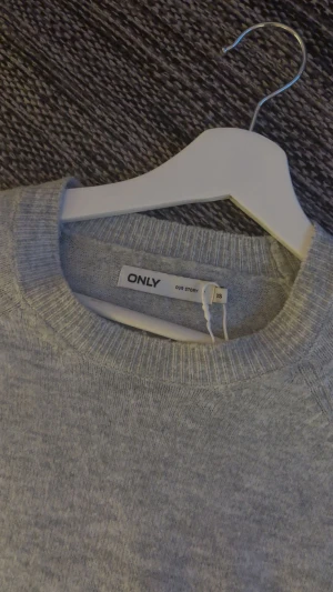 Grå stickad tröja från ONLY - En ljusgrå stickad t-shirt/tröja från ONLY i storlek XS. Skriv om ni har några frågor osv💓