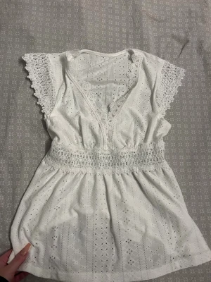 Vit tröja - Super fin vit tröja, vet inte vart ifrån fick den av min mamma, aldrig använd 