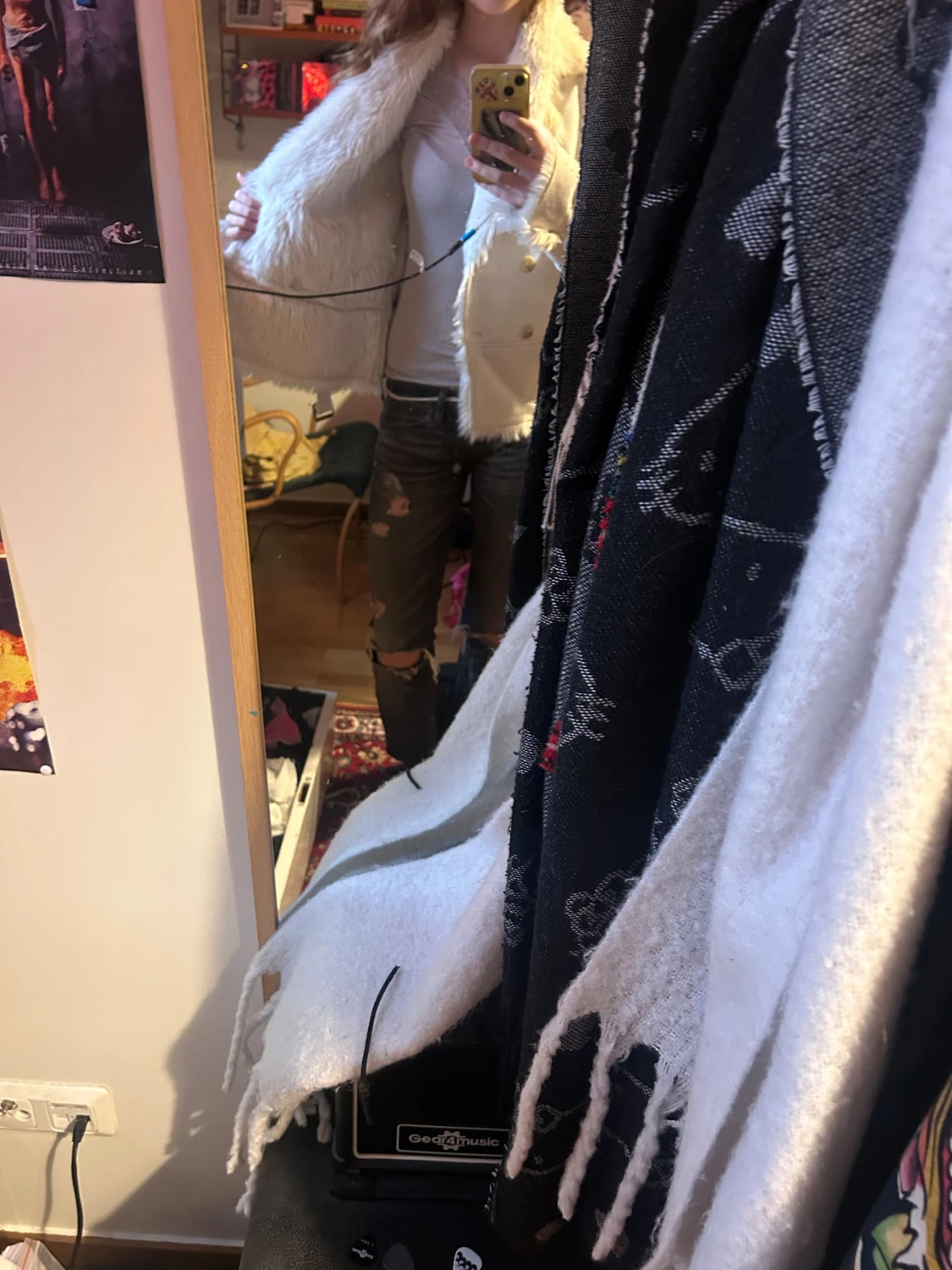 Vit pälsjacka med bälte och detaljer - 2