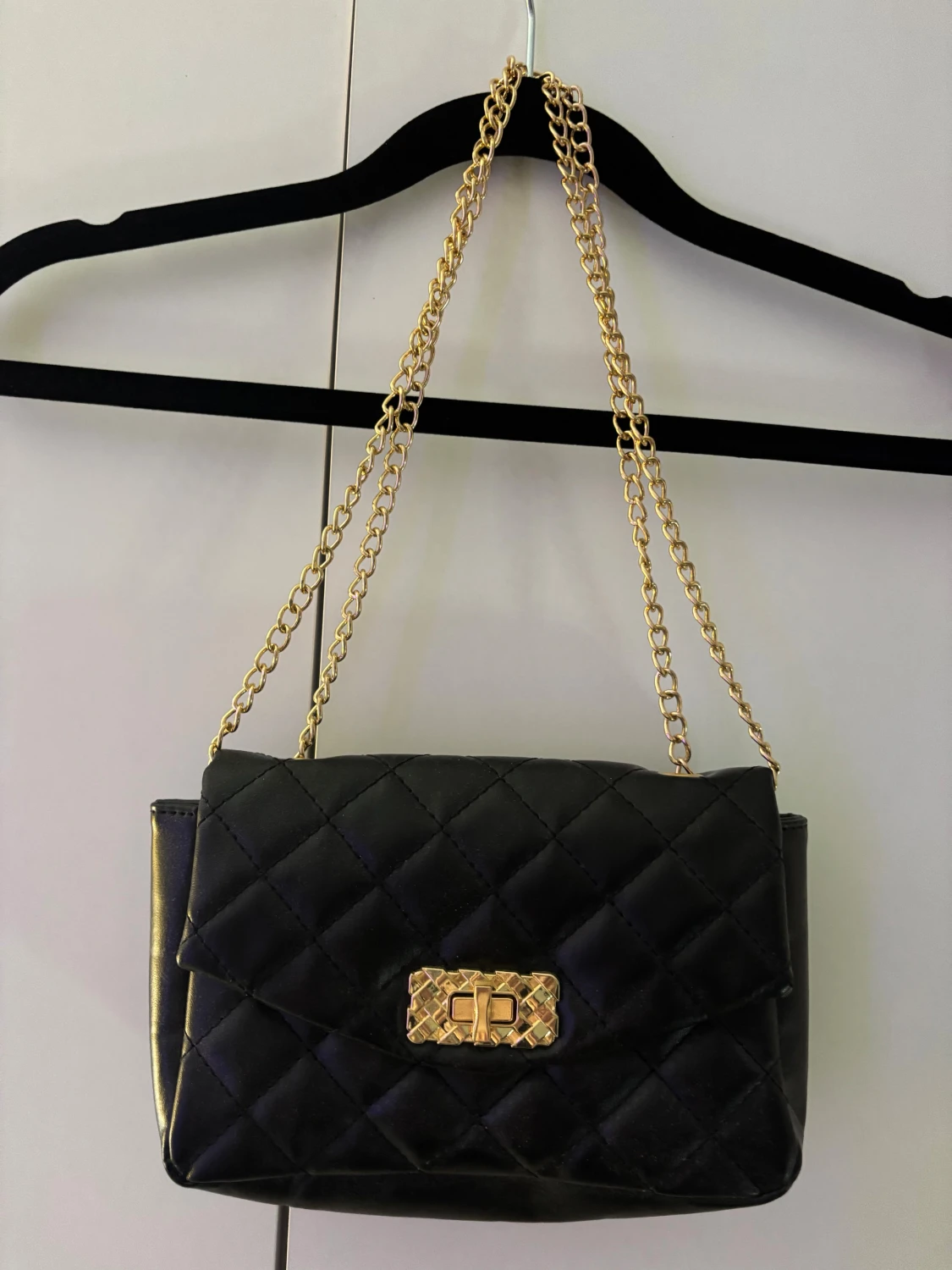 Svart quiltad axelväska med guldkedja